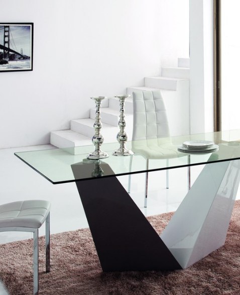 Большие стеклянные столы красиво смотрятся на кухне, в обеденной зоне или гостиной.