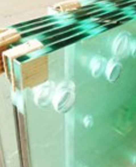 каленое стекло применяется для производства ограждений на лестничных конструкциях, дверей, перегородок в офисах и даже полов